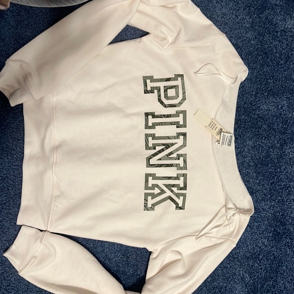 VICTORIA SECRET SWEATSHIRT. NWT